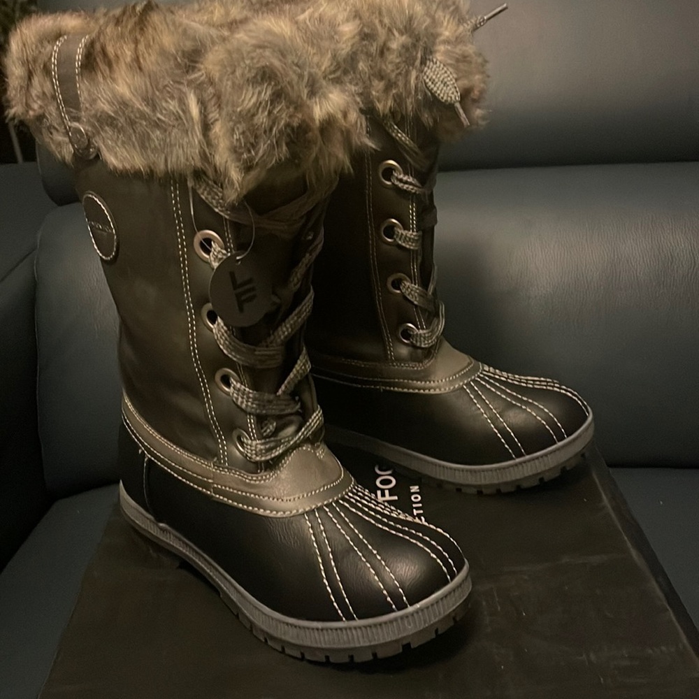 New London Fog Melton Gray and Black Womens Size 9